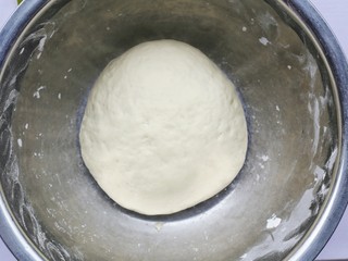 5、韭菜猪肉鸡蛋包子,和成稍软的面团。