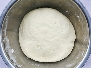 6、韭菜猪肉鸡蛋包子,放到温暖处发酵至2倍大再进行第二次发酵。