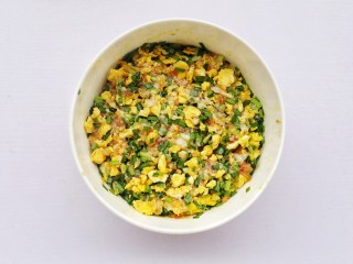 10、韭菜猪肉鸡蛋包子,拌匀。
