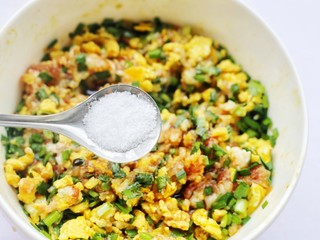 12、韭菜猪肉鸡蛋包子,加一勺盐。