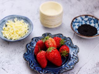 1、草莓芝士酥～蛋挞皮版,首先备齐所有的食材，蛋挞皮提前从冰柜取出来。