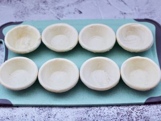 2、草莓芝士酥～蛋挞皮版,把蛋挞皮放在室温自然化冻。