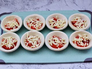 5、草莓芝士酥～蛋挞皮版,草莓上面撒上芝士碎。