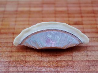 7、草莓芝士酥～蛋挞皮版,一直捏到尾部，记住一定要捏的紧一点呀。