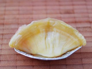 11、草莓芝士酥～蛋挞皮版,12分钟后取出烤盘，把蛋挞皮上的锡纸取出。