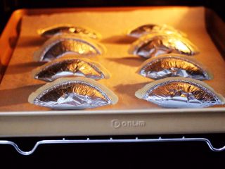 9、草莓芝士酥～蛋挞皮版,把烤盘入东菱烤箱中层。