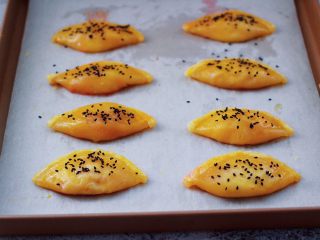 13、草莓芝士酥～蛋挞皮版,再撒上黑芝麻，再次入烤箱190度烤制10分钟。