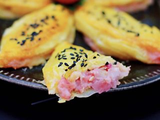 14、草莓芝士酥～蛋挞皮版,香酥可口的草莓芝士酥出炉咯，颜值爆棚有木有。