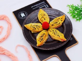 15、草莓芝士酥～蛋挞皮版,好吃到爆，蛋挞皮摇身一变草莓芝士酥咯。