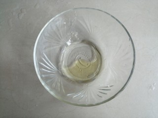 1、戚风纸杯蛋糕,水和油倒入碗里。