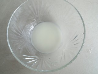 2、戚风纸杯蛋糕,用手动打蛋器搅拌，乳化好。