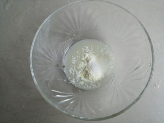 3、戚风纸杯蛋糕,倒入奶粉。