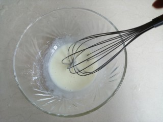 4、戚风纸杯蛋糕,搅拌均匀。