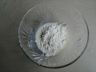 5、戚风纸杯蛋糕,把面粉过筛进去。