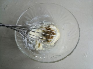 6、戚风纸杯蛋糕,拌至不见干粉即可。