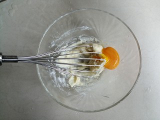 7、戚风纸杯蛋糕,把1个鸡蛋黄倒入。