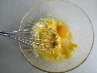 8、戚风纸杯蛋糕,拌均匀后加入另一个蛋黄。