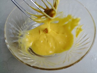 9、戚风纸杯蛋糕,搅拌好。