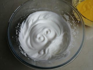 10、戚风纸杯蛋糕,用电动打蛋器把蛋清打至粗泡后，倒入1/2糖，打至有纹路的状态，再倒入剩余的糖，一直打发至干性发泡。