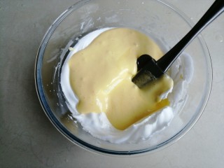 12、戚风纸杯蛋糕,把拌好的蛋糕糊倒入剩余的蛋白霜里，用同样的手法拌好