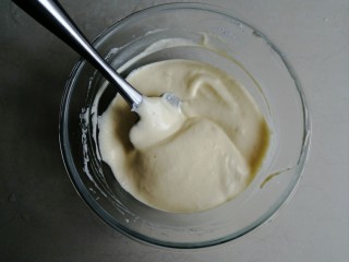 13、戚风纸杯蛋糕,拌成细腻的蛋糕糊。