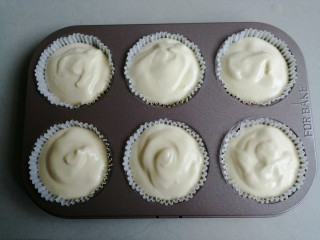 14、戚风纸杯蛋糕,把蛋糕糊倒入已经放入纸托的模具里