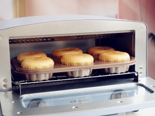 15、戚风纸杯蛋糕,放入已经预热到160度的12升小烤箱里，烘烤30分钟，再转180度，烘烤10分钟左右（实际烘烤温度要根据自家烤箱脾气而定）。