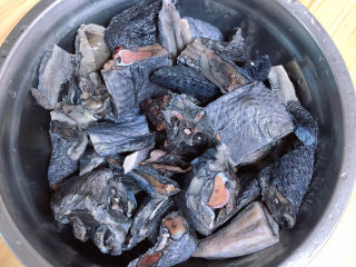 1、虫草花乌鸡汤,准备好乌鸡。