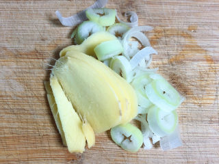 6、虫草花乌鸡汤,准备好葱姜切好待用。