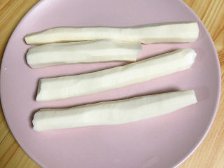 11、虫草花乌鸡汤,高压锅工作的时候，准备好山药。