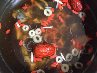 10、虫草花乌鸡汤,倒入1500ml水。盖盖儿选择鸡肉一档，40分钟鸡汤就炖好了。