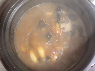 14、虫草花乌鸡汤,开盖儿炖20分钟。