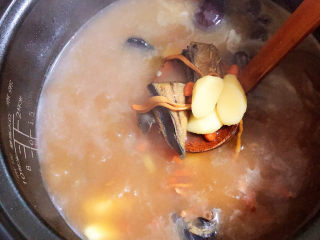 15、虫草花乌鸡汤,炖煮过后的鸡汤更营养哟！