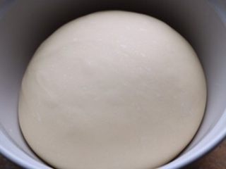3、肉松面包,室温发酵2-2.5倍大