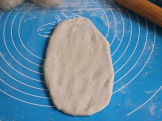 5、肉松面包,把面团擀成长椭圆形，中间挤上沙拉酱，铺上肉松，从左到右卷起来