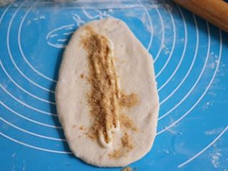 6、肉松面包,整成橄榄形