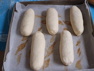 8、肉松面包,整好型的面包放在温暖湿润的地方开始二次发酵