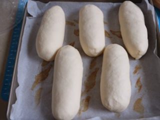 9、肉松面包,发酵到2倍大，表面无需刷蛋液，烤箱预热180度