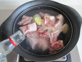 2、鸭腿烧莴苣,鸭腿块冷水下锅， 加入2片姜和适量的高度白酒， 焯水帮助去腥；