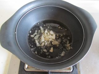 3、鸭腿烧莴苣,热锅凉油， 放入冰糖进去翻炒， 直至完全炒化；