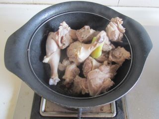 4、鸭腿烧莴苣, 加入焯过的鸭腿块进去翻炒；