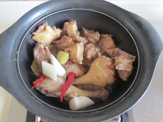 5、鸭腿烧莴苣,翻炒至鸭子表面微微有些焦黄后加入葱姜蒜和红椒继续翻炒；