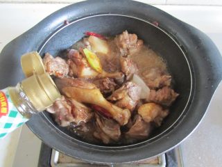 6、鸭腿烧莴苣,再加入适量的料酒和生抽继续翻炒；