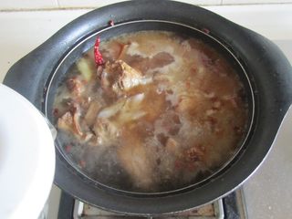 7、鸭腿烧莴苣,翻炒几下后加入适量的开水；