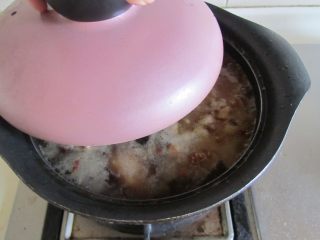 8、鸭腿烧莴苣,加盖炖煮20分钟；