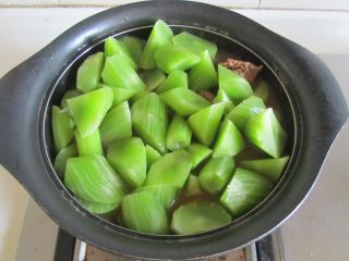 9、鸭腿烧莴苣,将滚刀莴苣块放入里面进去翻炒；