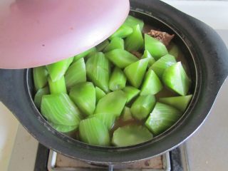 10、鸭腿烧莴苣,再加盖焖煮5分钟；