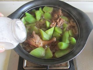 11、鸭腿烧莴苣, 加入适量的盐调味， 大火收汁即可盛入钵中，表面撒上小葱末。