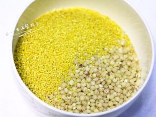 1、蔬菜杂粮粥,先将大米+小米+高粱准备好。