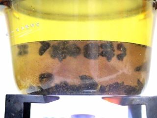 4、蔬菜杂粮粥,花生+冷水一起入锅煮开。